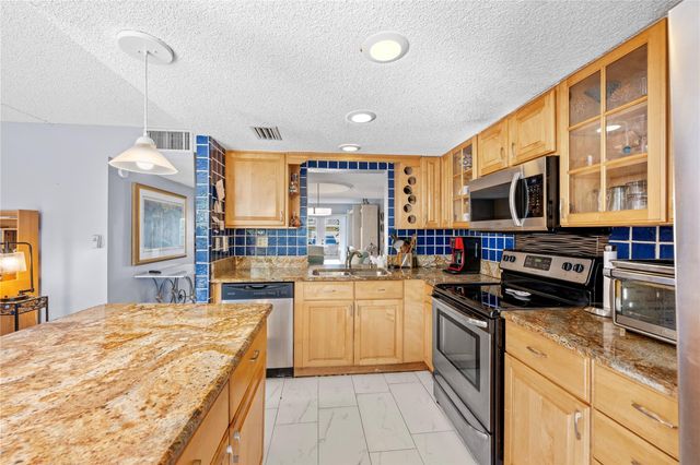 2212 NE 7th St, Hallandale Beach, FL 33009