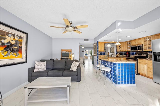 2212 NE 7th St, Hallandale Beach, FL 33009