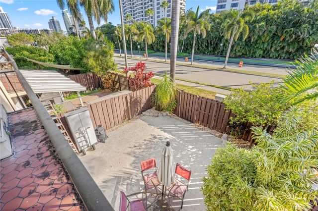 2212 NE 7th St, Hallandale Beach, FL 33009