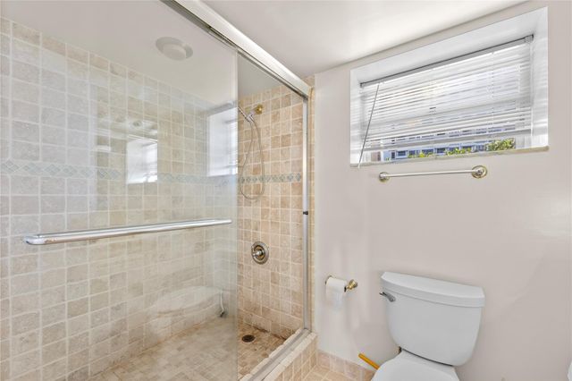 2212 NE 7th St, Hallandale Beach, FL 33009