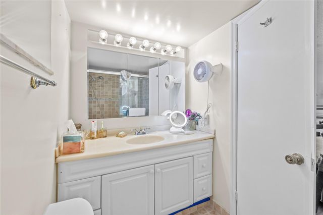 2212 NE 7th St, Hallandale Beach, FL 33009