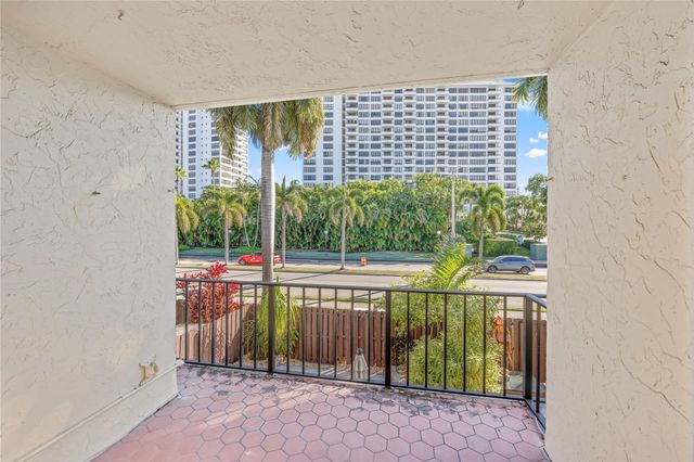 2212 NE 7th St, Hallandale Beach, FL 33009