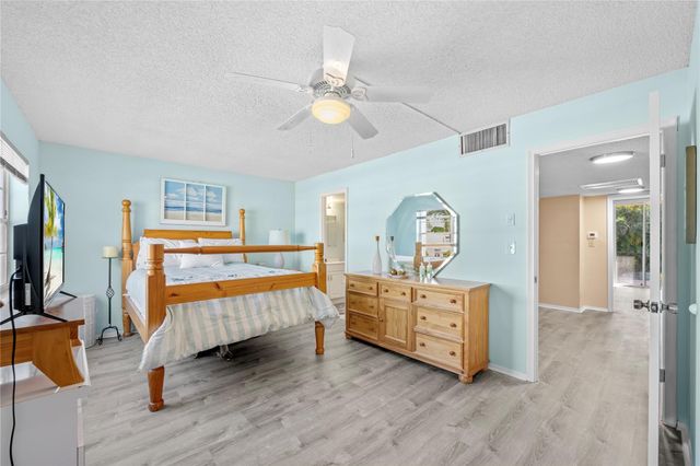 2212 NE 7th St, Hallandale Beach, FL 33009