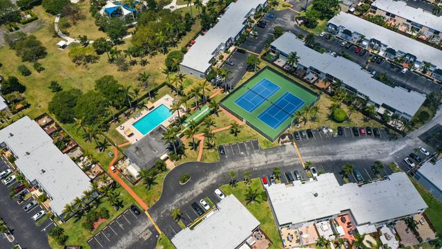 2212 NE 7th St, Hallandale Beach, FL 33009