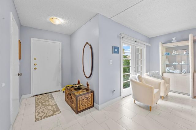 2212 NE 7th St, Hallandale Beach, FL 33009