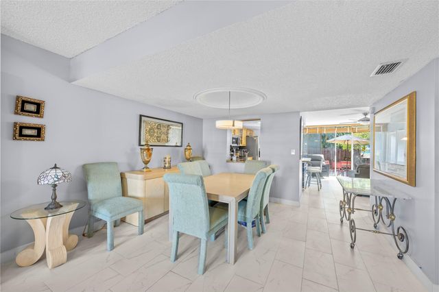 2212 NE 7th St, Hallandale Beach, FL 33009