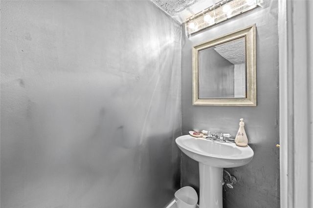 2212 NE 7th St, Hallandale Beach, FL 33009