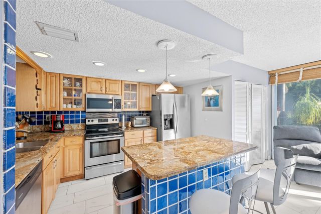 2212 NE 7th St, Hallandale Beach, FL 33009