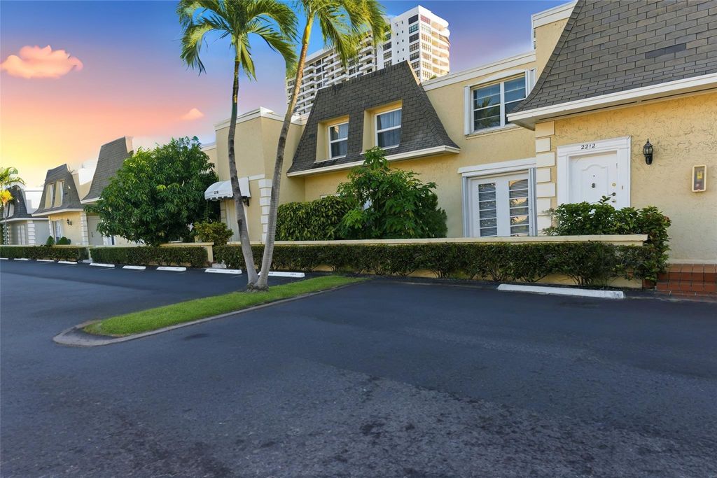 2212 NE 7th St, Hallandale Beach, FL 33009