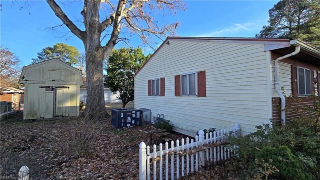 1203 Baskerville LN, Portsmouth, VA 23701