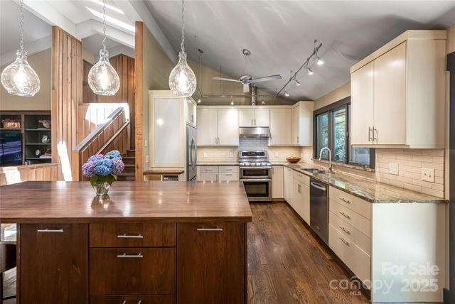 33 Deerhaven Lane, Asheville, NC 28803