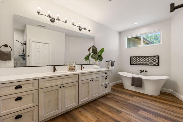 13042 Sweetbriar Ct, Auburn, CA 95603
