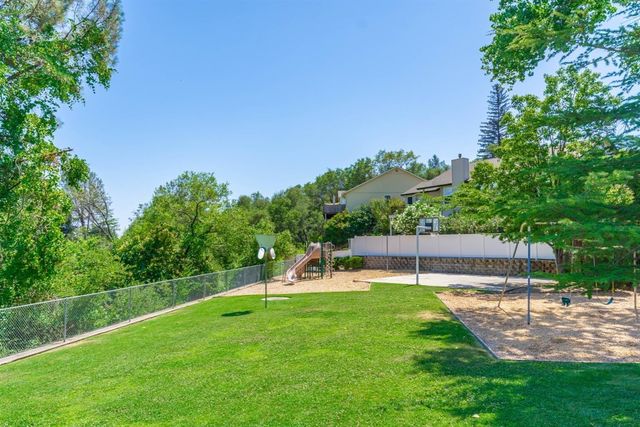 13042 Sweetbriar Ct, Auburn, CA 95603