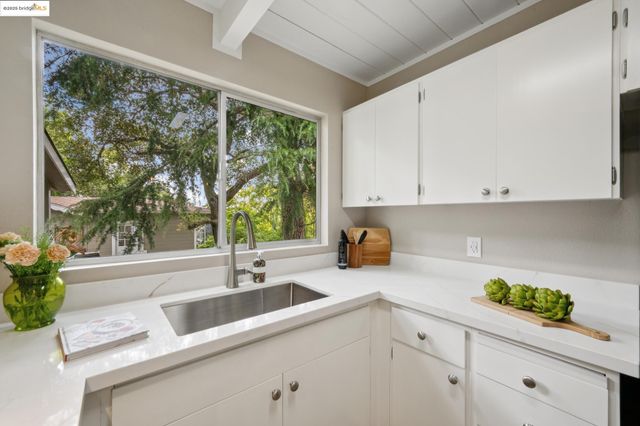 4258 Maple Ave, Oakland, CA 94602