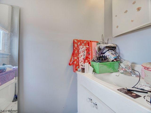 221 Chincopee Ave, Hopatcong Boro, NJ 07843