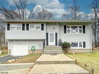 221 Chincopee Ave, Hopatcong Boro, NJ 07843