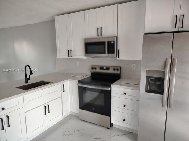 2250 W 74th Pl 8C, Hialeah, FL 33016