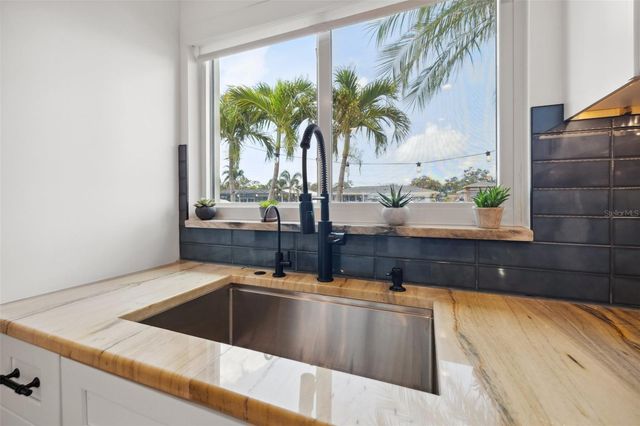 1424 47TH AVENUE NE, St Petersburg, FL 33703