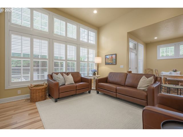 1184 CEDAR RIDGE Dr, Eugene, OR 97401