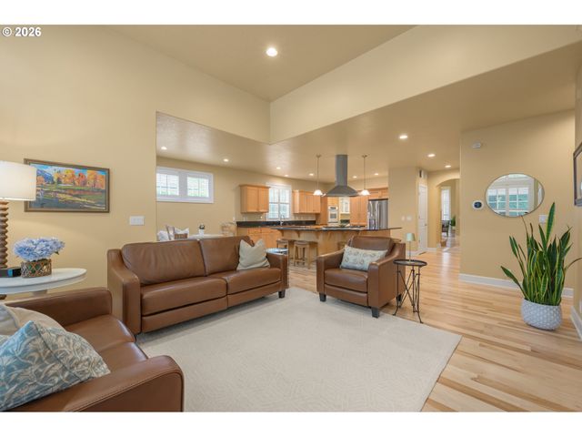 1184 CEDAR RIDGE Dr, Eugene, OR 97401