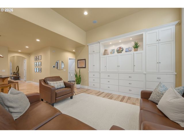 1184 CEDAR RIDGE Dr, Eugene, OR 97401