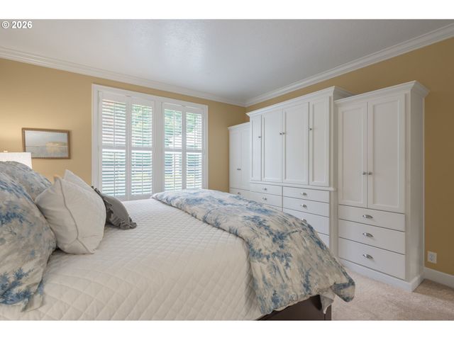 1184 CEDAR RIDGE Dr, Eugene, OR 97401