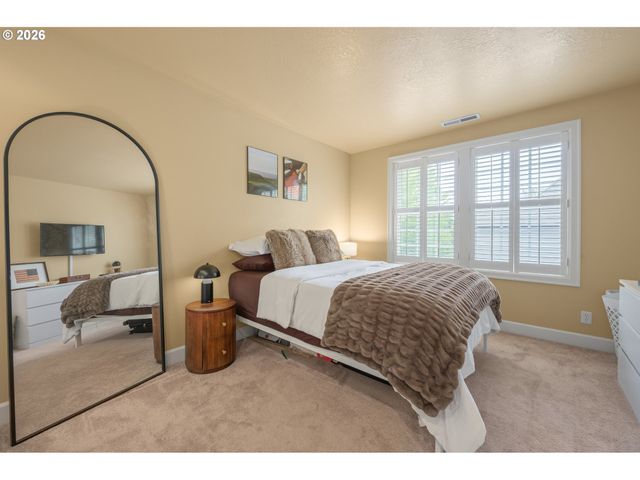 1184 CEDAR RIDGE Dr, Eugene, OR 97401