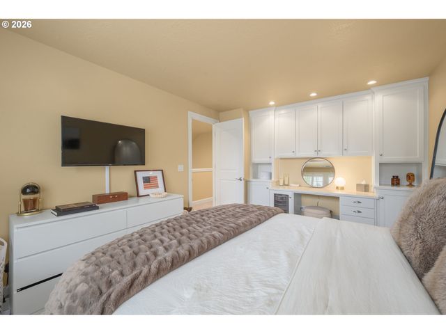 1184 CEDAR RIDGE Dr, Eugene, OR 97401