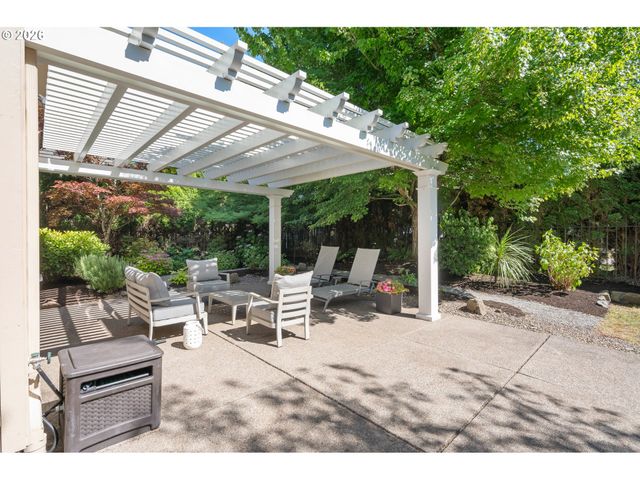 1184 CEDAR RIDGE Dr, Eugene, OR 97401
