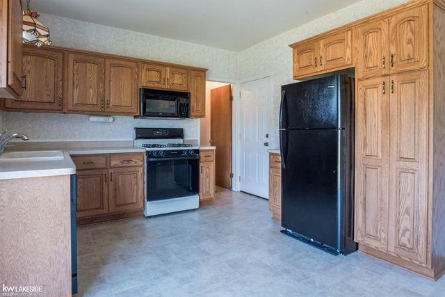 17699 Kuecken Street, Clinton Township, MI 48038
