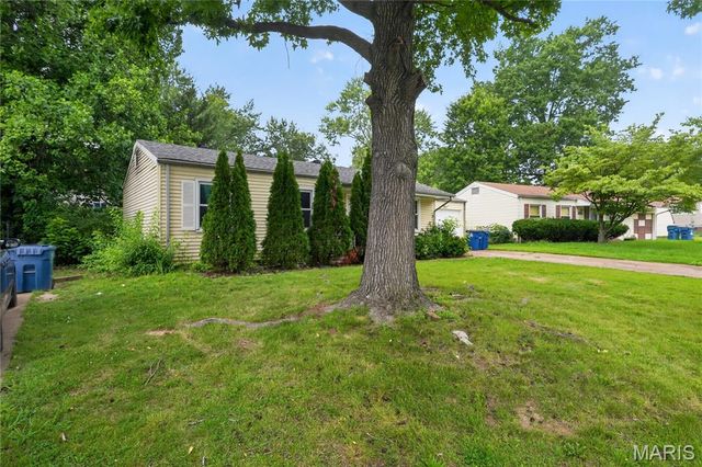 1818 Prior Drive, St Louis, MO 63136
