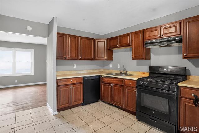 1818 Prior Drive, St Louis, MO 63136