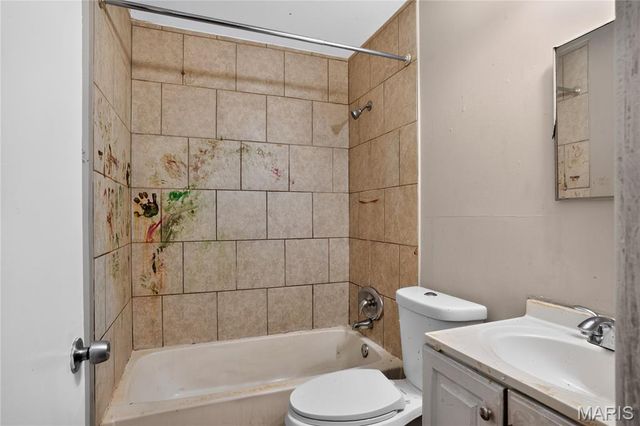 1818 Prior Drive, St Louis, MO 63136