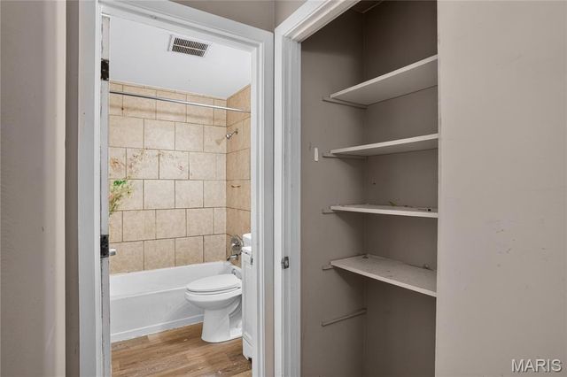 1818 Prior Drive, St Louis, MO 63136