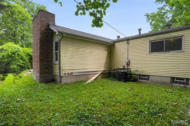 1818 Prior Drive, St Louis, MO 63136