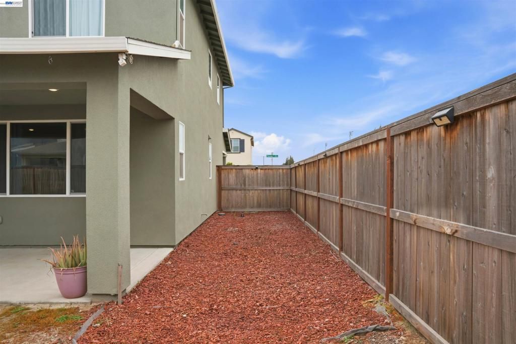 Image 26 of property listing at 1785 Flaxen Ct, Manteca, CA 95337