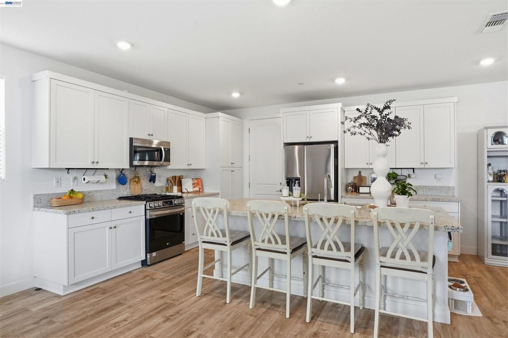 Image 5 of property listing at 1785 Flaxen Ct, Manteca, CA 95337