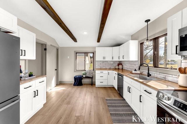 910 W 32nd Street, Holland, MI 49423