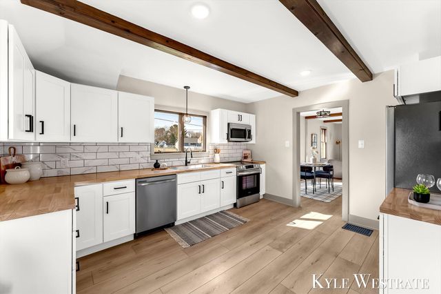 910 W 32nd Street, Holland, MI 49423