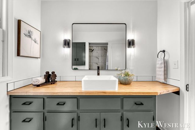 910 W 32nd Street, Holland, MI 49423