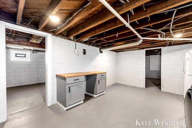 910 W 32nd Street, Holland, MI 49423