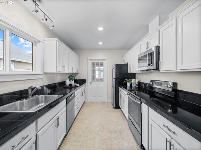 3730 Se 64TH Ave, Portland, OR 97206
