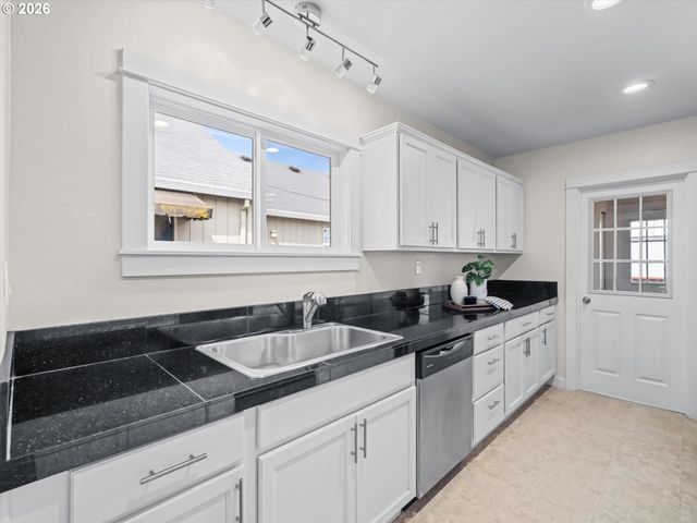 3730 Se 64TH Ave, Portland, OR 97206