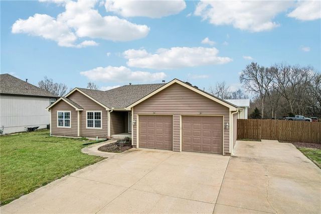 1343 S Delaware Drive, Tonganoxie, KS 66086