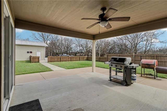 1343 S Delaware Drive, Tonganoxie, KS 66086