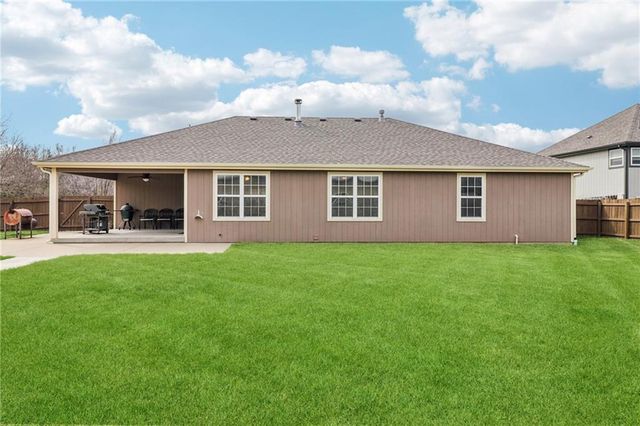 1343 S Delaware Drive, Tonganoxie, KS 66086