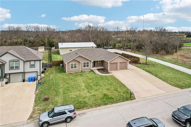 1343 S Delaware Drive, Tonganoxie, KS 66086