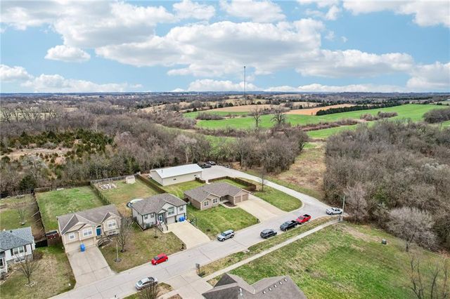 1343 S Delaware Drive, Tonganoxie, KS 66086