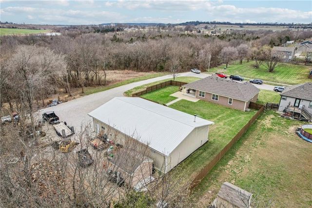 1343 S Delaware Drive, Tonganoxie, KS 66086