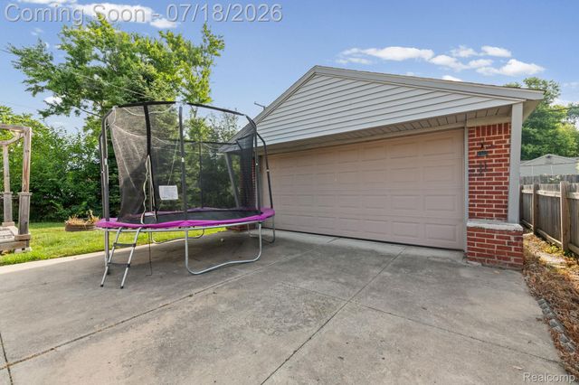 8950 Brentwood Street, Livonia, MI 48150